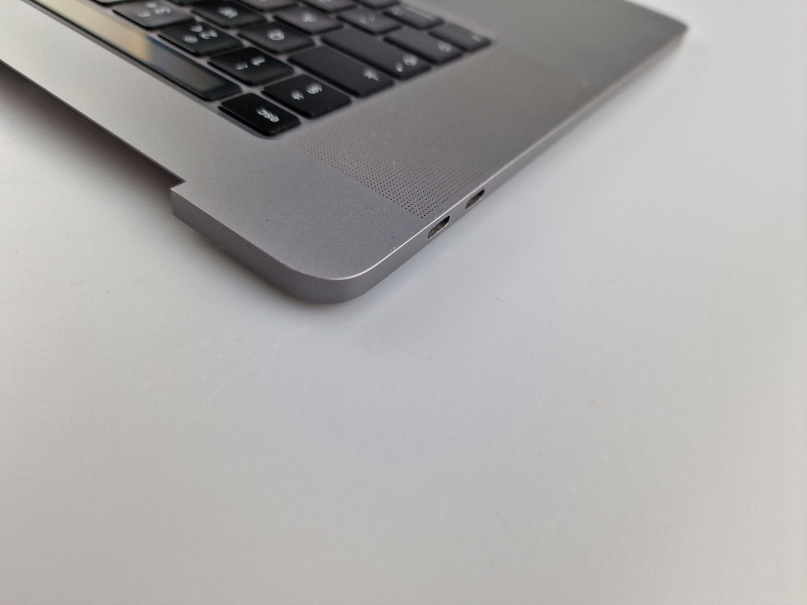 Genuine MacBook Pro 16" 2019 A2141 Palmrest English Keyboard Space Grey - FIXgenie