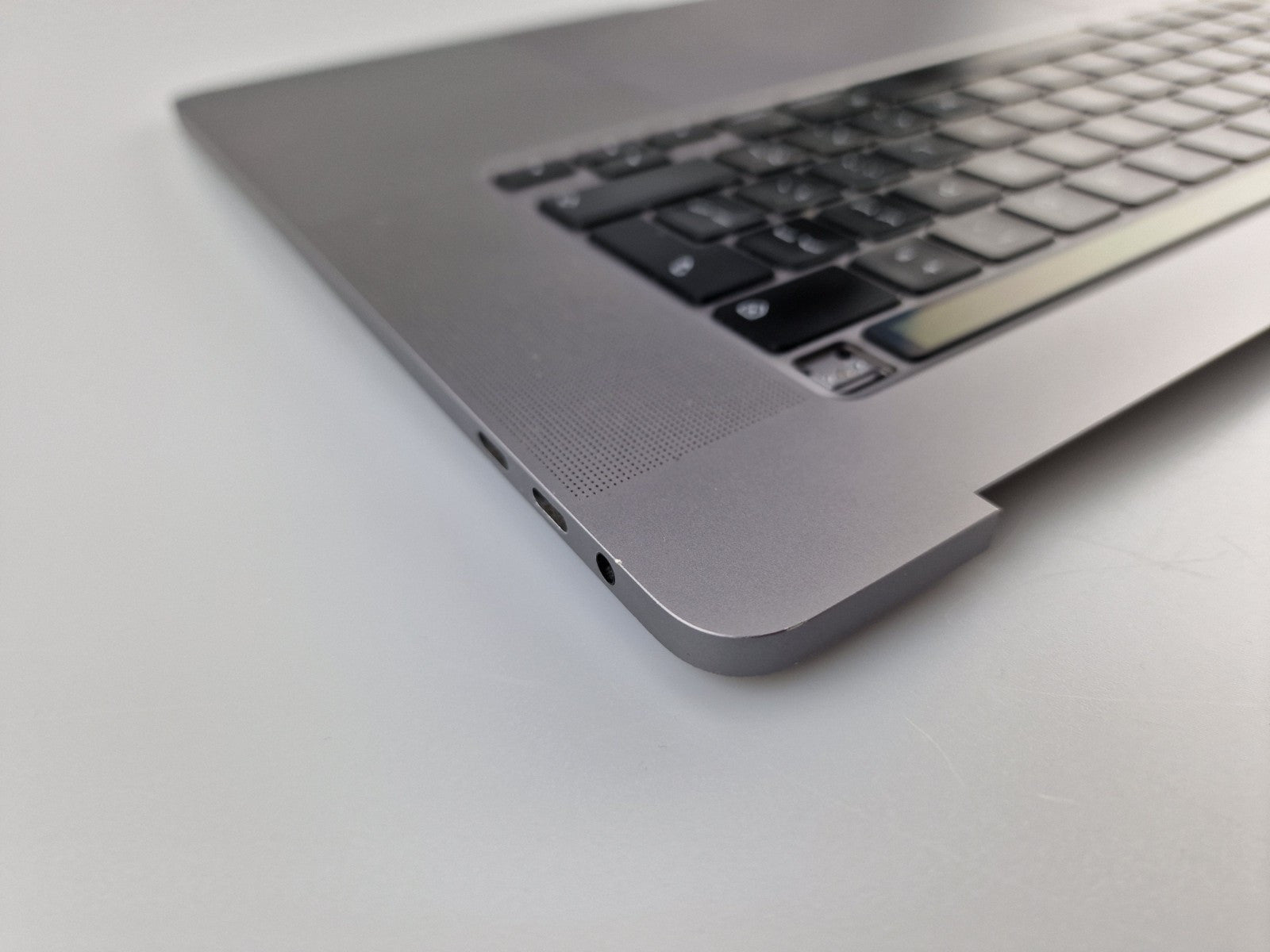 Genuine MacBook Pro 16" 2019 A2141 Palmrest English Keyboard Space Grey - FIXgenie